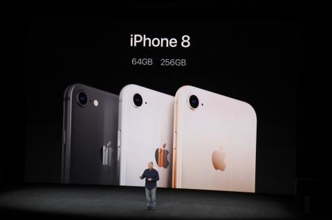 Apple prsente son iPhone 8 lors de sa Keynote